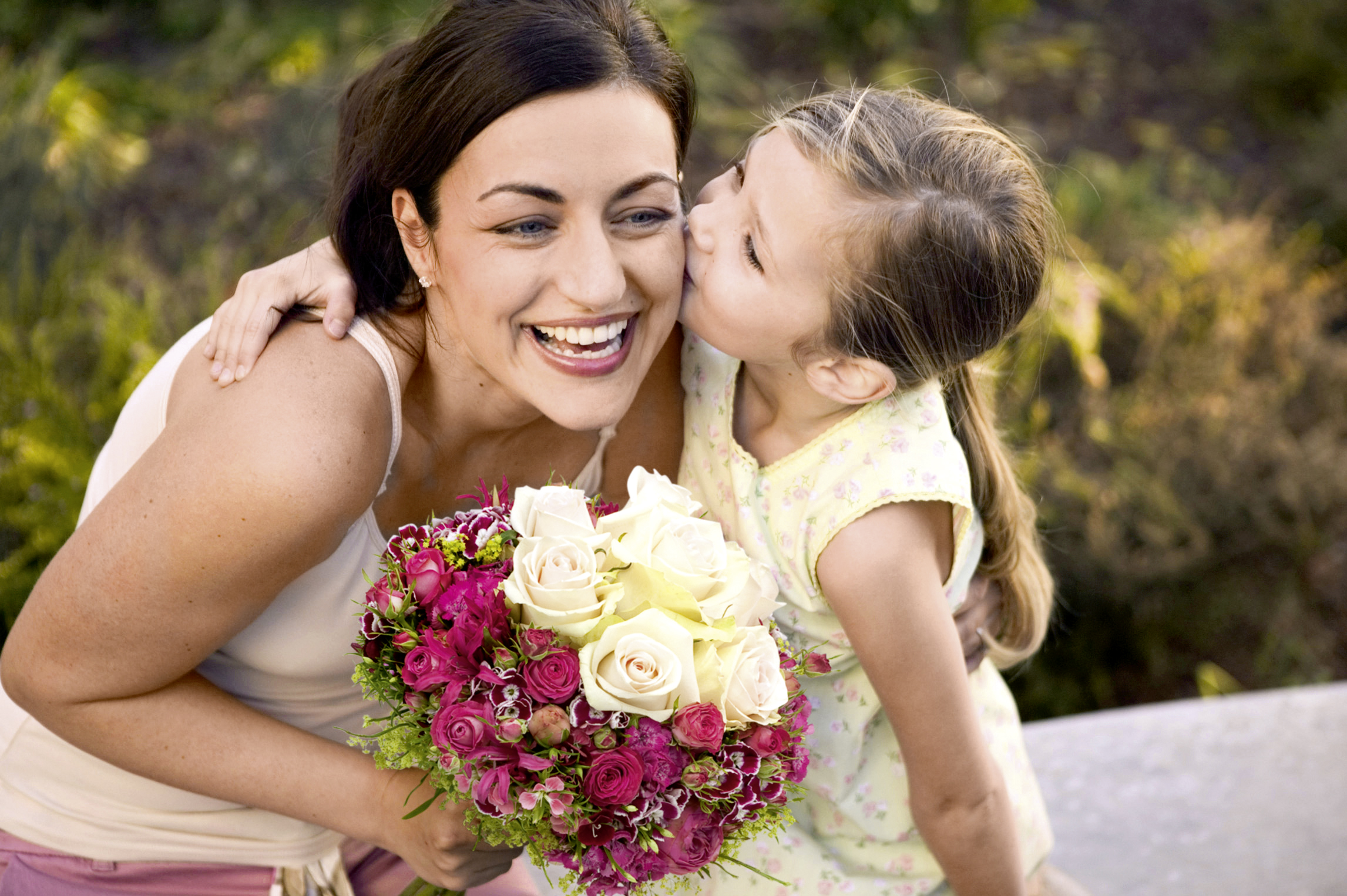 Фотки день мама. День матери. Самая красивая мама. Цветы для мамы. Фотосессия мама и дочка.